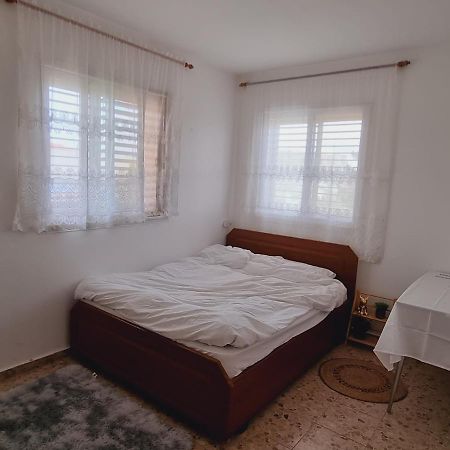 נווה מדבר - אירוח מקומי Apartamento Arad Exterior foto